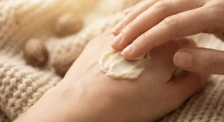 Texture riche du beurre de karité bio Frédéric M pour soigner la peau de croco en hiver.