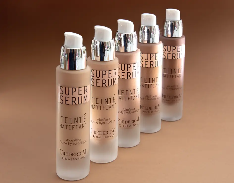 Gamme Super Serum Teinté Matifiant Bio Frédéric M 5 teintes sur fond beige